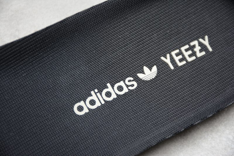 Adidas Yeezy 350 V2 Oreo - Imagen 8